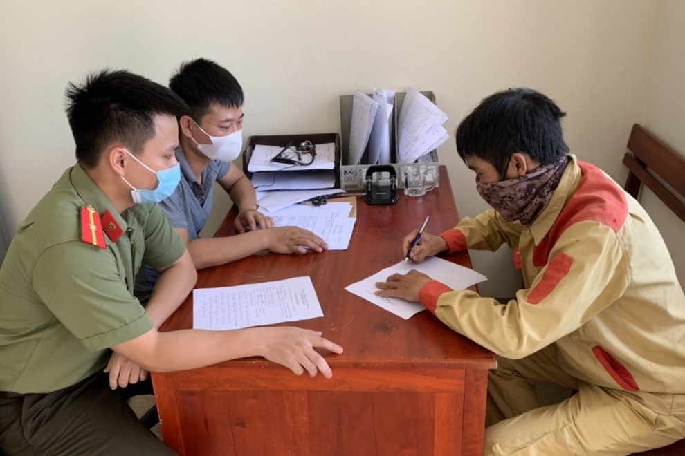 Truy bắt thanh niên cố tình thông chốt kiểm dịch - 1