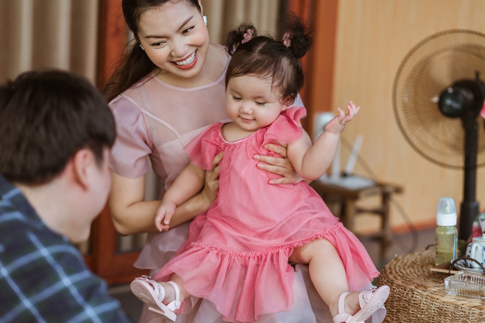 Nguyễn Ngọc Anh chính thức công khai chồng kém tuổi và hai con gái - 1 Nguyễn Ngọc Anh chính thức công khai chồng kém tuổi và hai con gái - 1