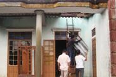 Lốc xoáy khiến hàng chục nhà dân tốc mái