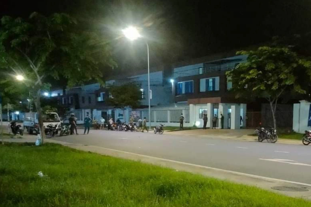 Nam tài xế bị chém trước cổng công ty ở Bình Dương - 2 Nam tài xế bị chém trước cổng công ty ở Bình Dương - 2