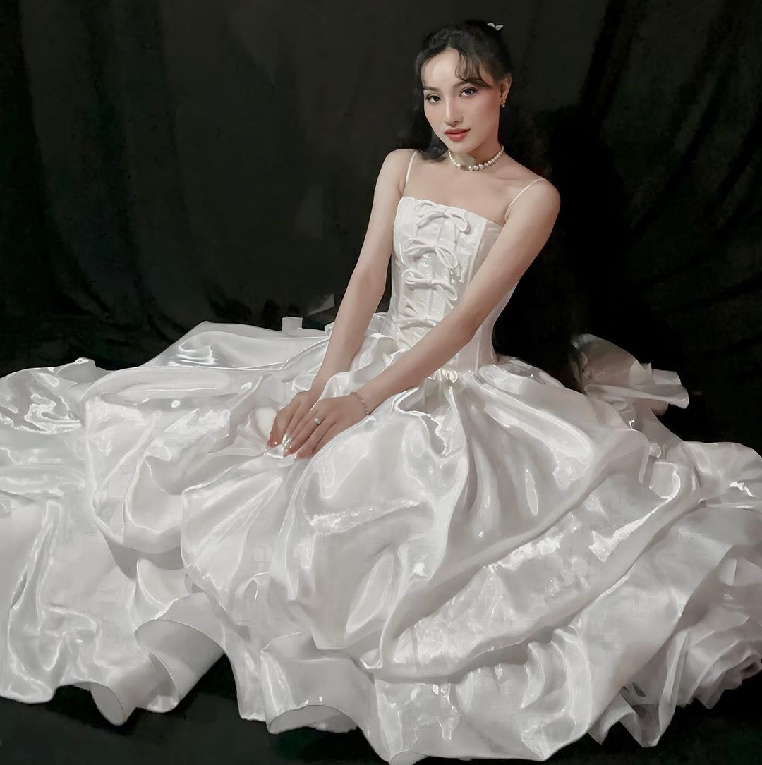 នារីត្រូវបានអ្នកនិយមលេងអ៊ីនធឺណិតតាមរកក្រោយពេលច្រៀងតាមផ្លូវមួយយប់ - ៣ Những cô gái được dân mạng truy tìm sau một đêm nhờ hát trên phố - 3