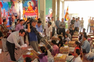 Chung tay cứu giúp các gia đình Việt kiều tại Campuchia gặp hỏa hoạn