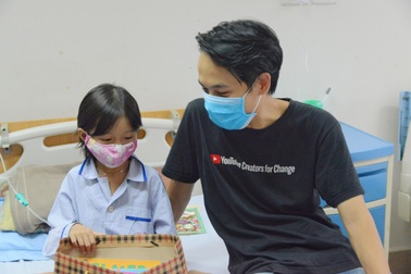 1977Vlog mang tới nụ cười cho bệnh nhi dịp Trung thu