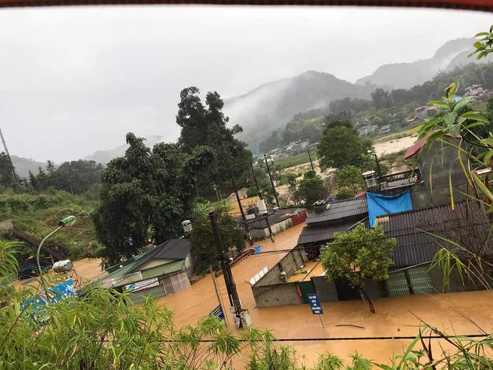 Mưa lớn, lũ sông Hồng dâng cao gây ngập nhiều nơi ở Lào Cai - 2 Mưa lớn, lũ sông Hồng dâng cao gây ngập nhiều nơi ở Lào Cai - 2