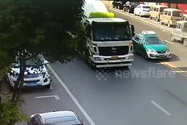 Bị xe bồn cán qua đầu vẫn thoát chết may mắn nhờ mũ bảo hiểm