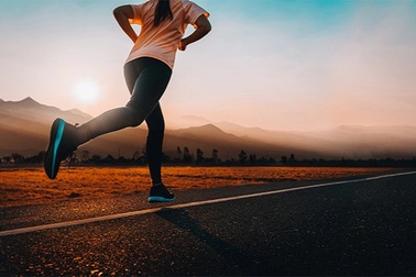 Khoa học sau mỗi bước chân: Vì sao đi bộ tốn ít calo hơn chạy?