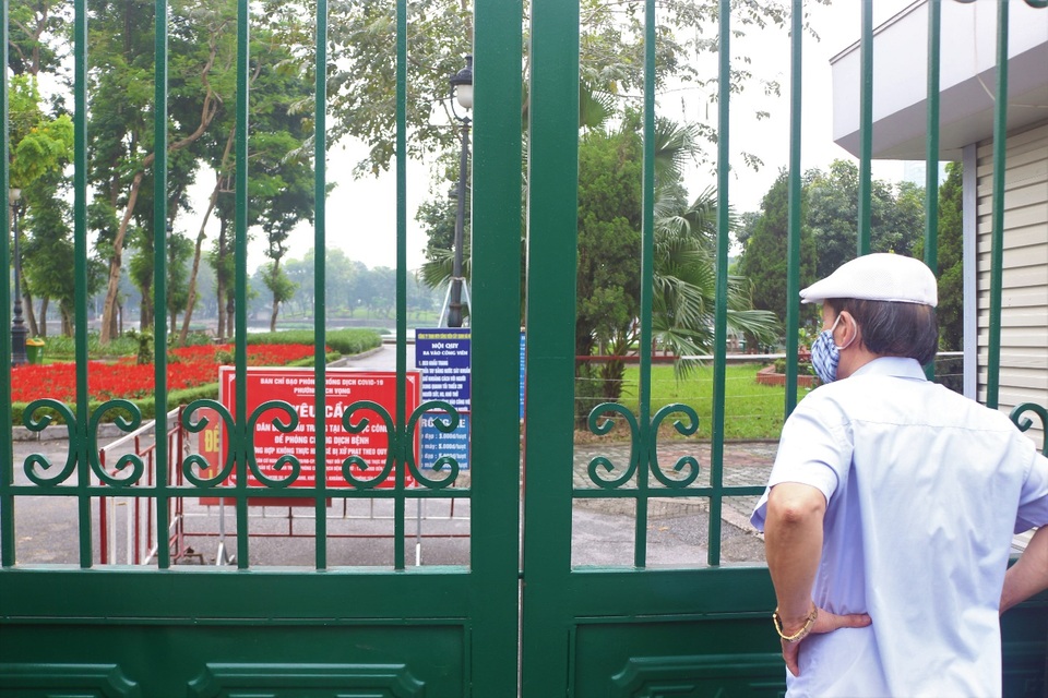 Hà Nội: Công viên đóng cửa, người dân đổ ra vỉa hè tập thể dục - 9 Hà Nội: Công viên đóng cửa, người dân đổ ra vỉa hè tập thể dục - 9