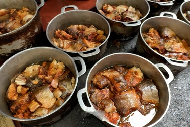 Nồi cá kho tiền triệu đắt khách ở chợ "nhà giàu", kho qua 2 ngày mới bán