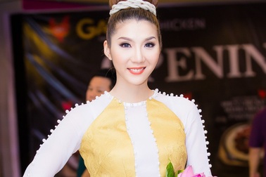 Ngọc Quyên trang điểm như “búp bê” trong ngày ra mắt phim mới