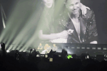 Westlife nói "Tôi yêu Hà Nội", ôm fan nữ hát khiến 8.000 khán giả dậy sóng