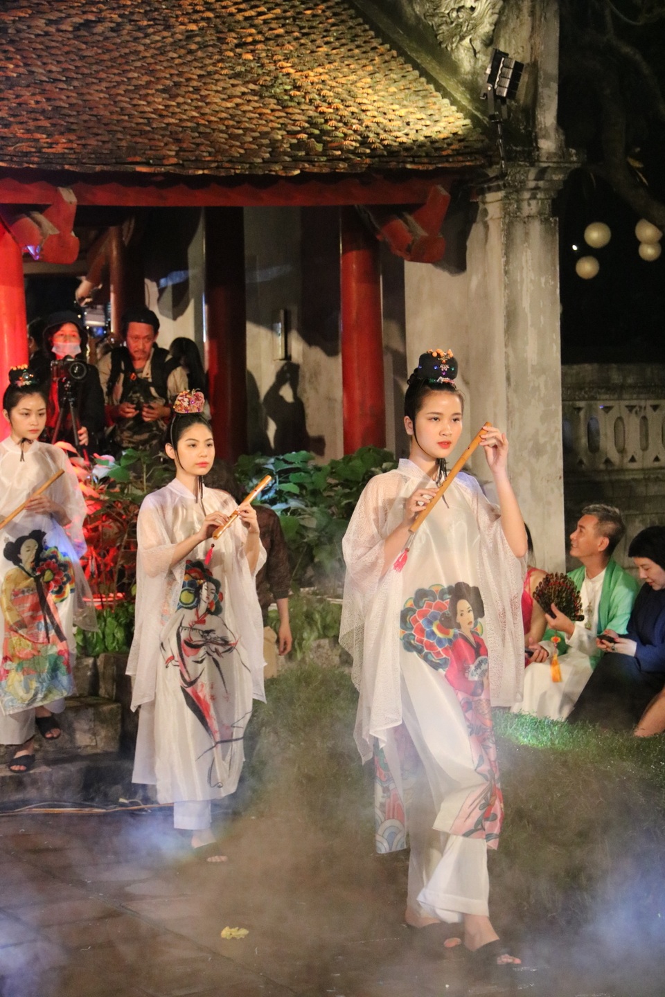 Tự hào Thế giới trong tà áo dài Việt - 14 Tự hào Thế giới trong tà áo dài Việt - 14