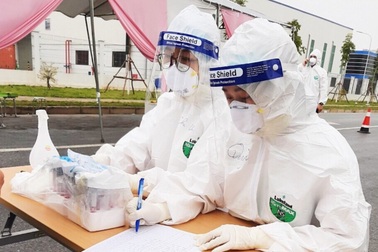 Sinh viên chi viện hỗ trợ điểm nóng Covid-19: "Uống mồ hôi thay nước"