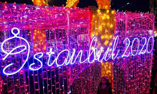 Pháo hoa thắp sáng trời Âu thời khắc bước sang năm mới 2020 - 20