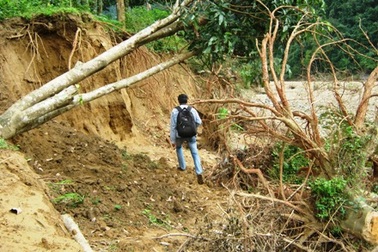 Bờ sông sạt lở, dân chênh vênh bên miệng “thủy thần”