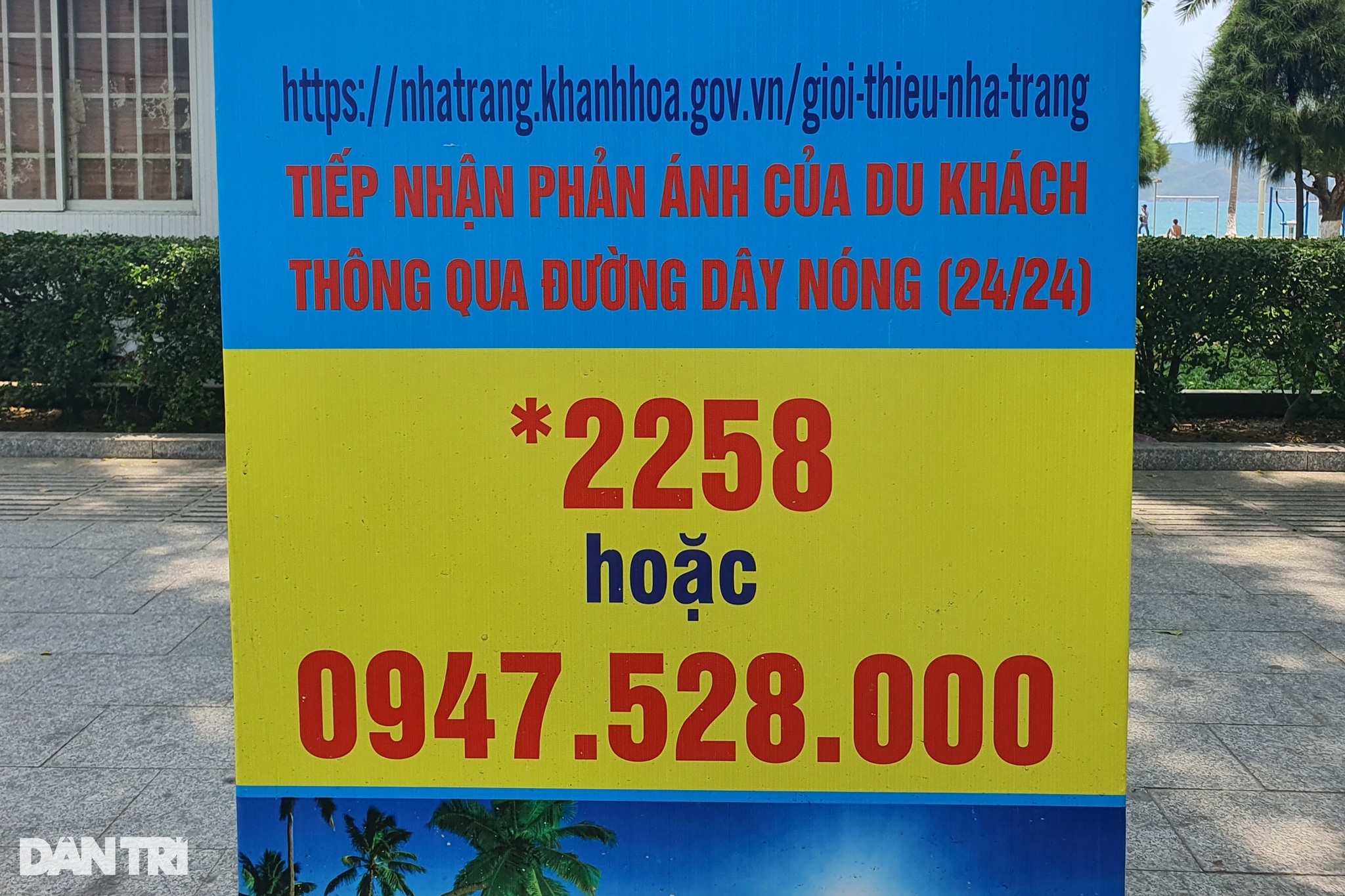 Số đường dây nóng hỗ trợ khách du lịch 24/24 được niêm yết ở đường phố Nha Trang (Ảnh: Trung Thi).