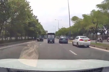 Tài xế xe Đức với màn tạt đầu, lách vào chỗ hẹp hết sức nguy hiểm