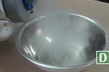 Điều gì xảy ra khi nhúng bông hoa hồng vào  nitơ lỏng?