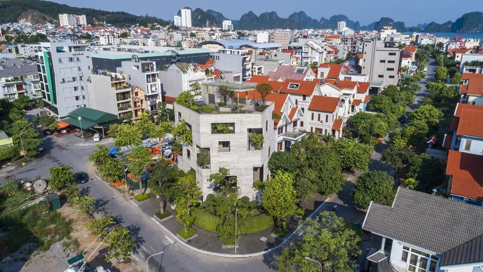 Ngỡ ngàng biệt thự phủ kín cây xanh, nhìn ra Vịnh Hạ Long tuyệt đẹp - 1 Ngỡ ngàng biệt thự phủ kín cây xanh, nhìn ra Vịnh Hạ Long tuyệt đẹp - 1
