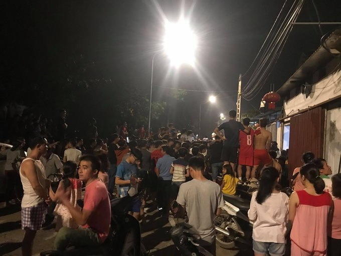 Người dân kéo đến hiện trường Người dân kéo đến hiện trường