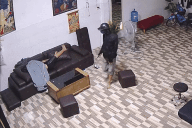 Đối tượng cầm dao đột nhập vào nhà, "tung tăng" cạnh gia chủ đang ngủ