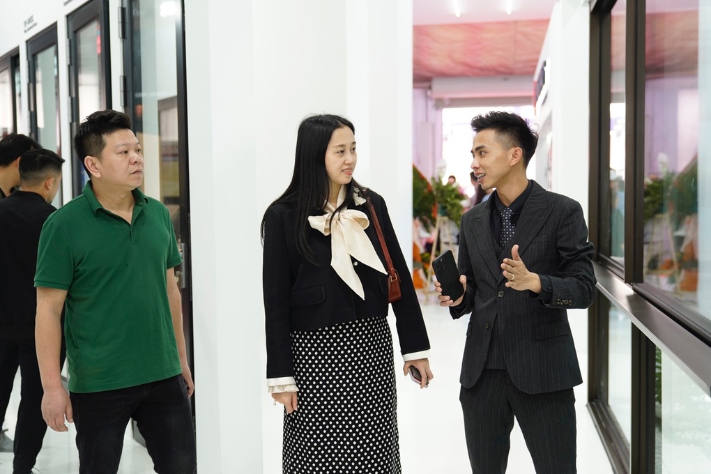 Nhôm Yongxing ra mắt cửa nhôm công nghệ fluorocarbon tại Vietbuild Hà Nội 2023 - 4 Nhôm Yongxing ra mắt cửa nhôm công nghệ fluorocarbon tại Vietbuild Hà Nội 2023 - 4