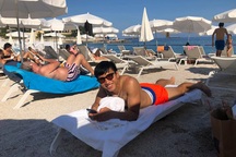 Văn Hậu khoe thân hình vạm vỡ giữa biển, chờ ngày về nước