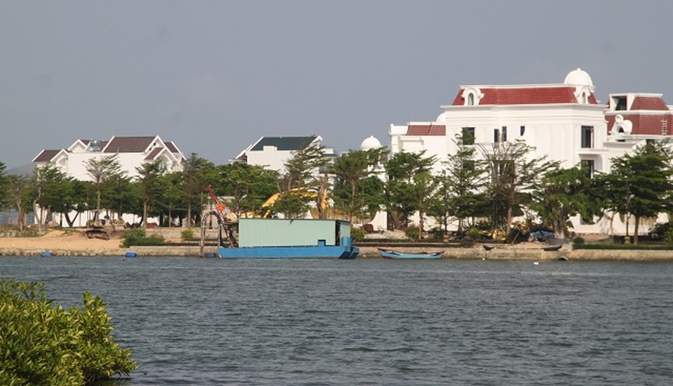 Buộc doanh nghiệp cam kết nạo vét cát không gây sạt lở bờ sông - 2 Buộc doanh nghiệp cam kết nạo vét cát không gây sạt lở bờ sông - 2