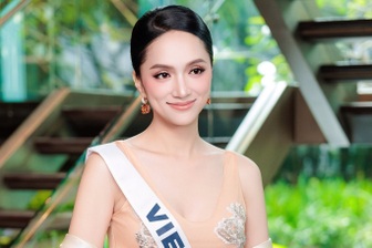 Hương Giang tự tin trả lời phỏng vấn bằng tiếng Anh tại Hoa hậu Hoàn vũ