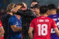 Văn Hậu dội nước HLV Polking trong ngày CLB Công an Hà Nội vô địch V-League