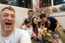 Phương Vy Idol hướng dẫn chồng Tây “cực nghiện Tết Việt” gói bánh chưng