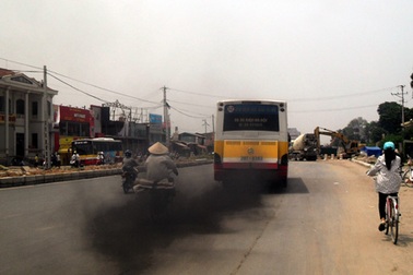 Cận cảnh xe buýt xì khói đen kịt diễu phố