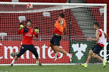 P.Cech khiến CĐV Arsenal nức lòng với hai pha cản phá xuất thần