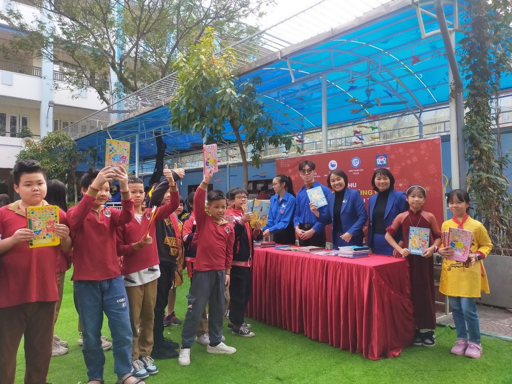 Học sinh Hà Nội học gói bánh chưng, gửi Tết ấm đến trẻ em vùng cao - 12 Học sinh Hà Nội học gói bánh chưng, gửi Tết ấm đến trẻ em vùng cao - 12