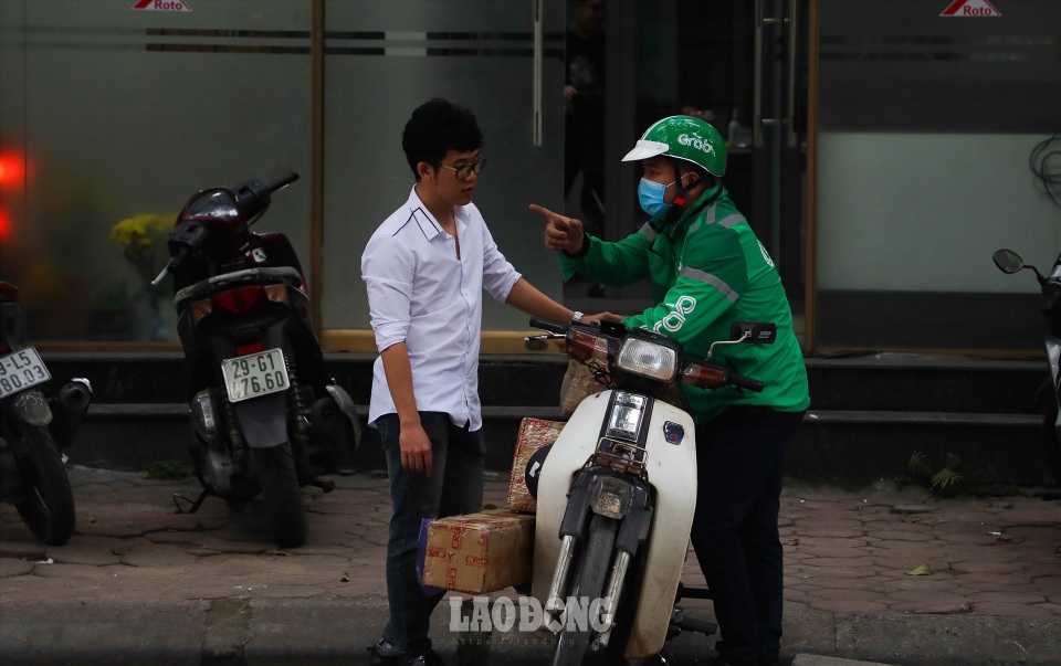 Shipper bận tíu tít nhờ giao hàng trong mùa dịch Covid-19 - 1 Shipper bận tíu tít nhờ giao hàng trong mùa dịch Covid-19 - 1