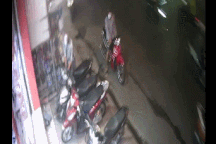 Clip chàng trai dũng cảm bắt tên trộm xe máy khiến dân mạng thán phục