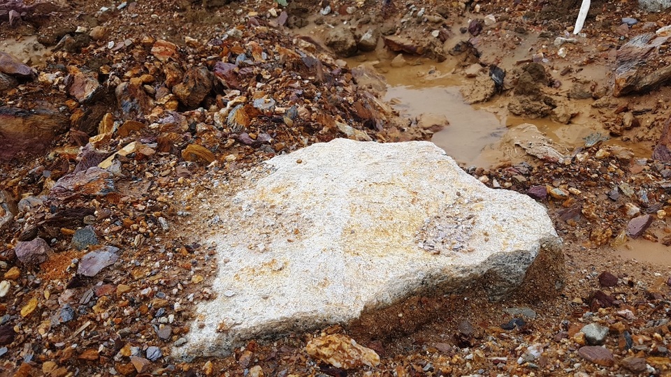 Huế: Dân bức xúc vì khu tái định cư đường cao tốc san nền lẫn đá, rễ cây - 6 Huế: Dân bức xúc vì khu tái định cư đường cao tốc san nền lẫn đá, rễ cây - 6