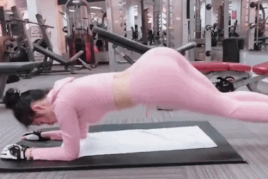 Liên tục khoe siêu vòng 3 dù bị “mỉa mai”, Angela Phương Trinh muốn chứng tỏ gì?