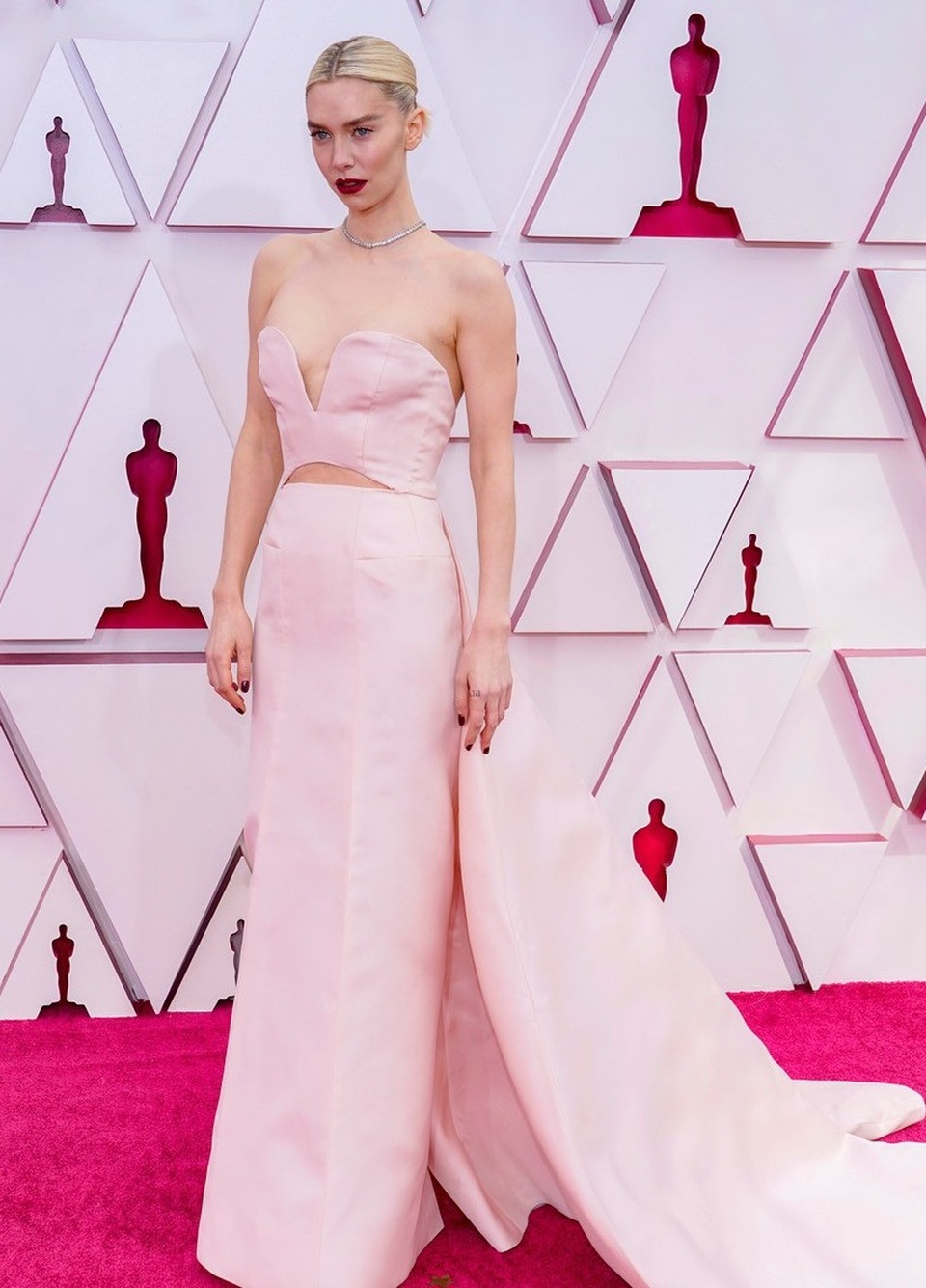 Minh tinh Hollywood mặc váy khoe ngực phẳng lì trên thảm đỏ Oscar 2021 - 3 Minh tinh Hollywood mặc váy khoe ngực phẳng lì trên thảm đỏ Oscar 2021 - 3
