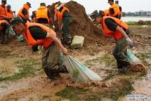 “Căng mình” chiến đấu với nước lũ tại hồ nước ngọt lớn nhất Trung Quốc