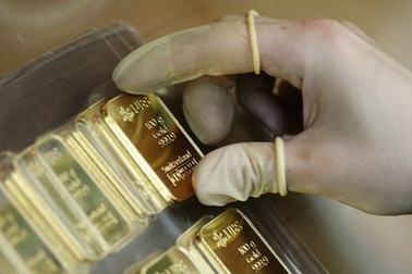 Giá vàng đồng loạt giảm trong ngày đầu "siết" kinh doanh vàng miếng