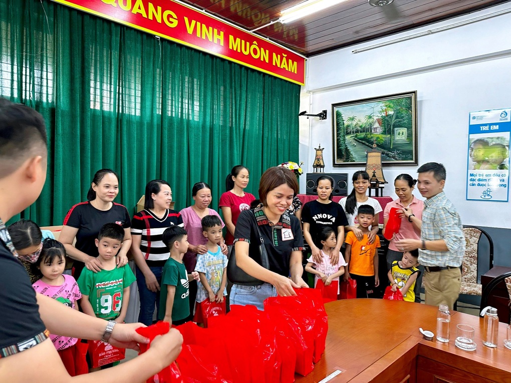 Nhà hàng Pao Quán tặng 100 suất quà tới Làng trẻ em SOS Hà Nội - 2 Nhà hàng Pao Quán tặng 100 suất quà tới Làng trẻ em SOS Hà Nội - 2