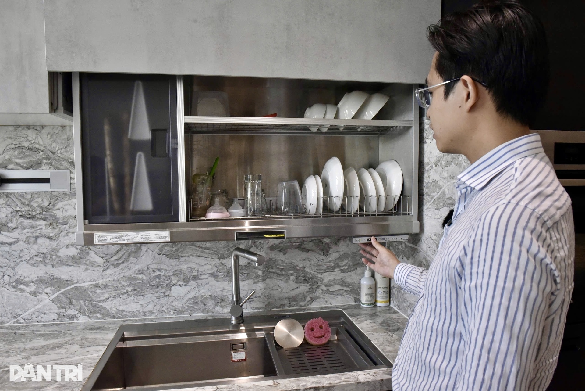 Căn bếp công nghệ của anh chồng ngoan, đến giá bát cũng thông minh - 11 Căn bếp công nghệ của anh chồng ngoan, đến giá bát cũng thông minh - 11
