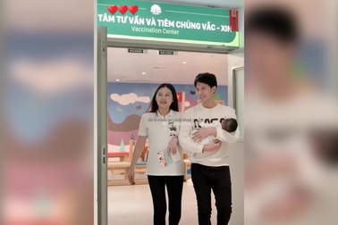 Đình Trọng chu đáo chăm sóc vợ khi sinh con