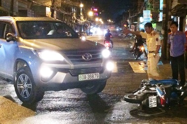 Bị nhóm thanh niên truy đuổi, tài xế ô tô gây tai nạn liên hoàn