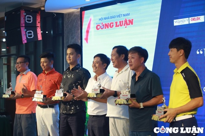 Ông Lê Trần Nguyên Huy, Ủy viên Ban chấp hành Hội Nhà báo Việt Nam, Phó Tổng biên tập Phụ trách Báo Nhà báo và Công luận, Trưởng ban tổ chức giải Golf “Ước mơ xanh” lần thứ 2 năm 2023 trao cúp cho các golfer đạt giải. Ảnh Báo Công luận