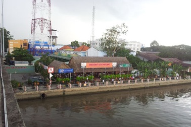 Bờ kè "triệu đô" thành quán nhậu, chính quyền đùn đẩy nhau