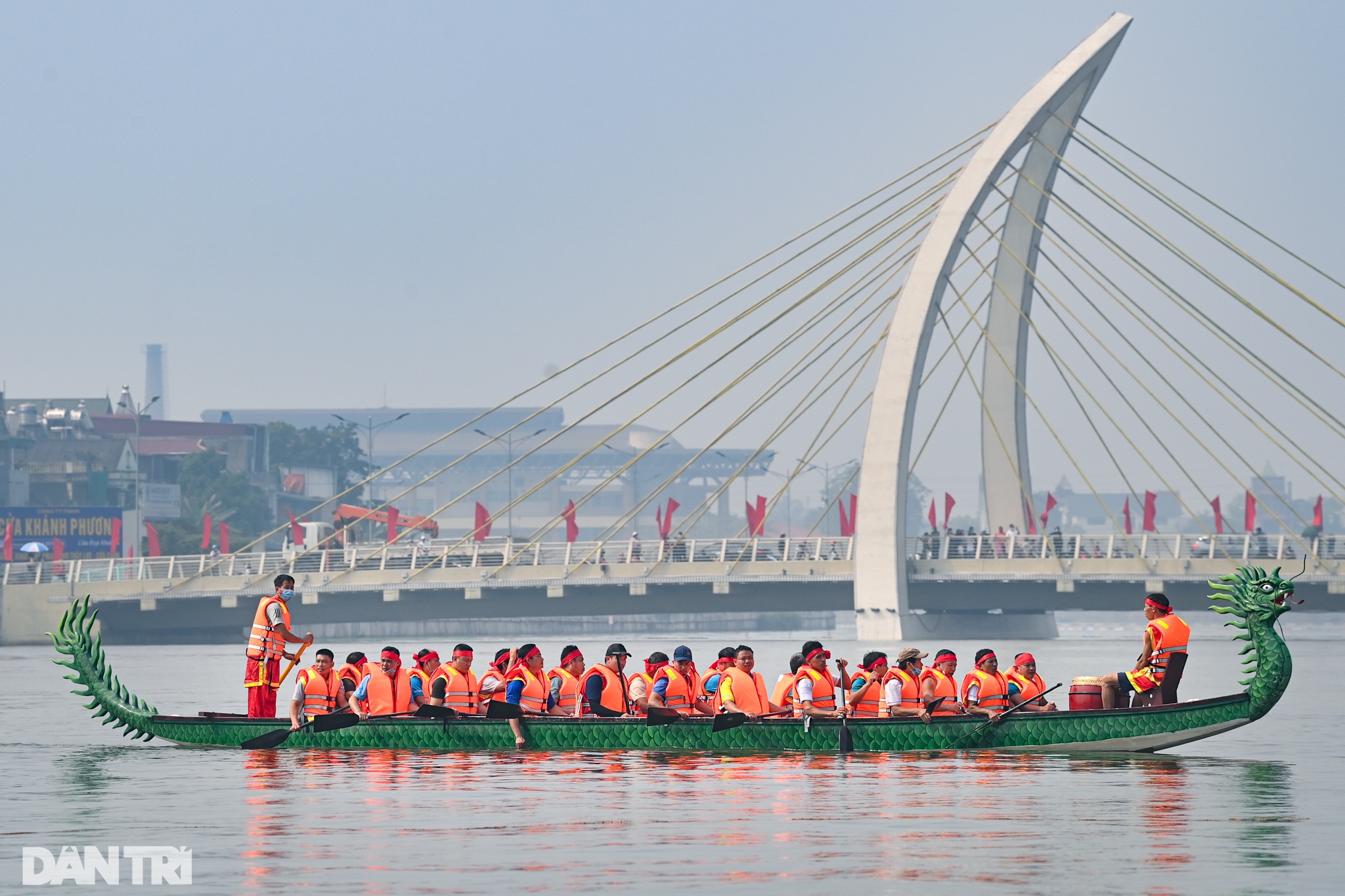 Hàng nghìn người vây kín hồ cổ vũ giải đua bơi chải vùng đất Tổ - 9 Hàng nghìn người vây kín hồ cổ vũ giải đua bơi chải vùng đất Tổ - 9