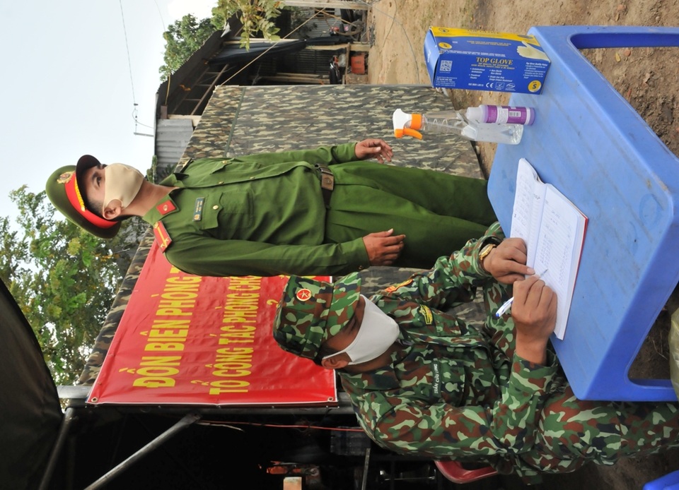 Bộ đội Biên phòng canh đường sông, giữ đường đồng ngăn ngừa dịch Covid-19 - 8 Bộ đội Biên phòng canh đường sông, giữ đường đồng ngăn ngừa dịch Covid-19 - 8