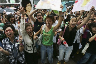 Nghệ sĩ Trung Quốc buộc phải hoàn thành chương trình học 9 năm