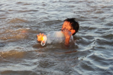 "Rùng mình" xem trẻ em nông thôn tập bơi